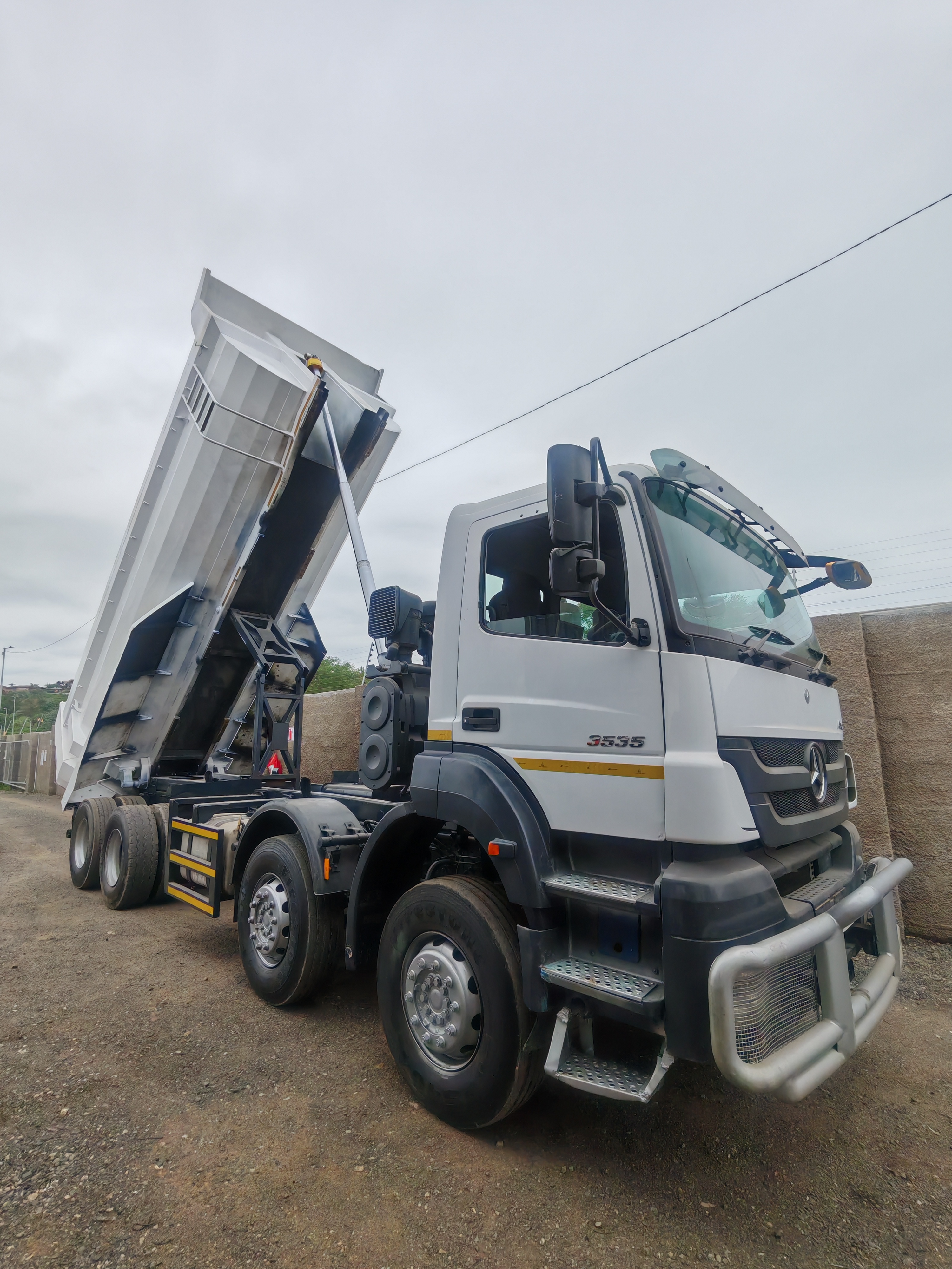 MERCEDES-BENZ AXOR 3535 TWINSTEER TIPPER